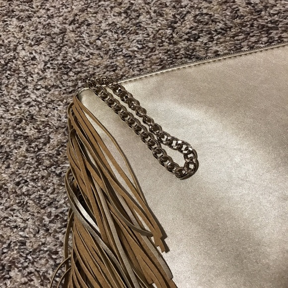 👜NWOT, Beautiful Golden Fringe Wristlet by Macy’s - Picture 8 of 8